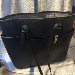 Se vende bolsa de mujer  en buen estado hago deliver.